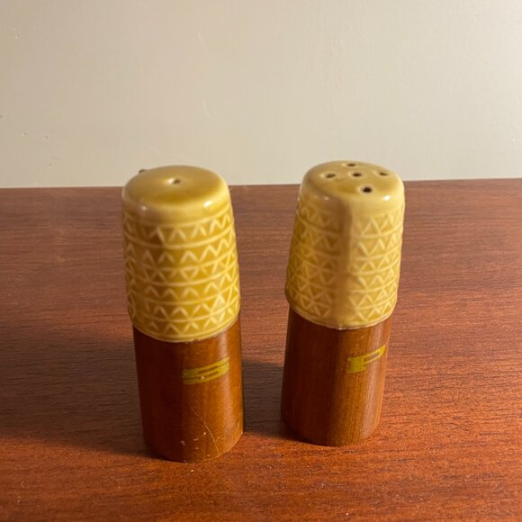 MCM Salt and Pepper ceramic and teak wood shakers/MCM set salière & poivrière - Picture 2 of 2